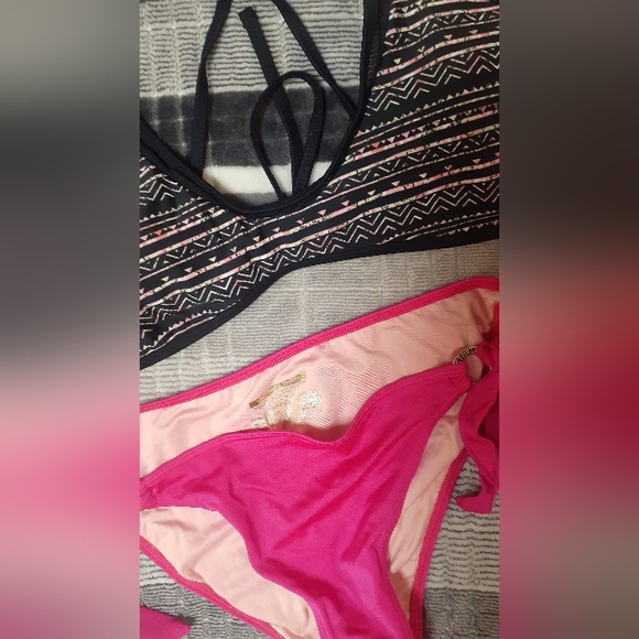 Bikini - Picture 2 of 2